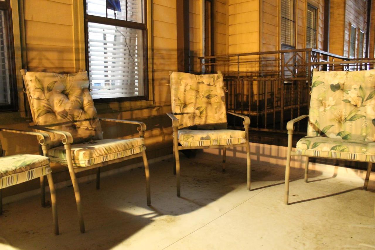 Old Fort Loft King & Queen Suites Nearest Accomodation To Marshals Museum Power Your Ev For Free! フォートスミス エクステリア 写真
